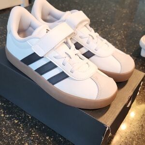 Adidas VL Court 3.0 El C Kids Sneakers in White and Black with Brown Sole